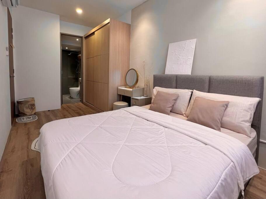 Hanns Spacious Balcony&swimpool With Free Netflix-6pax Apartment *